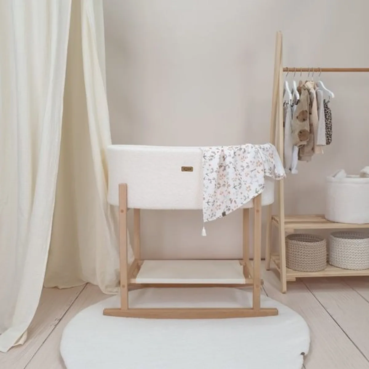 Soosie - Teddy Bouclé - Mozesmand - Baby Wieg met Schommelbasis - Natuurlijk Beukenhout – Cream – 75×36 – Met Matras